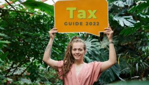 creditte - Master tax guide 2022 - Woman holding tax guide 2022 saying